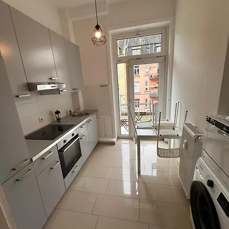Schone 2-zimmerwohnung Mit Balkon, Separater Kuche & Bad Apartment *