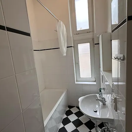Schone 2-zimmerwohnung Mit Balkon, Separater Kuche & Bad