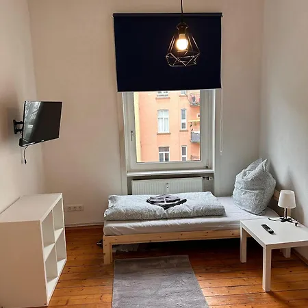 Schone 2-zimmerwohnung Mit Balkon, Separater Kuche & Bad *
